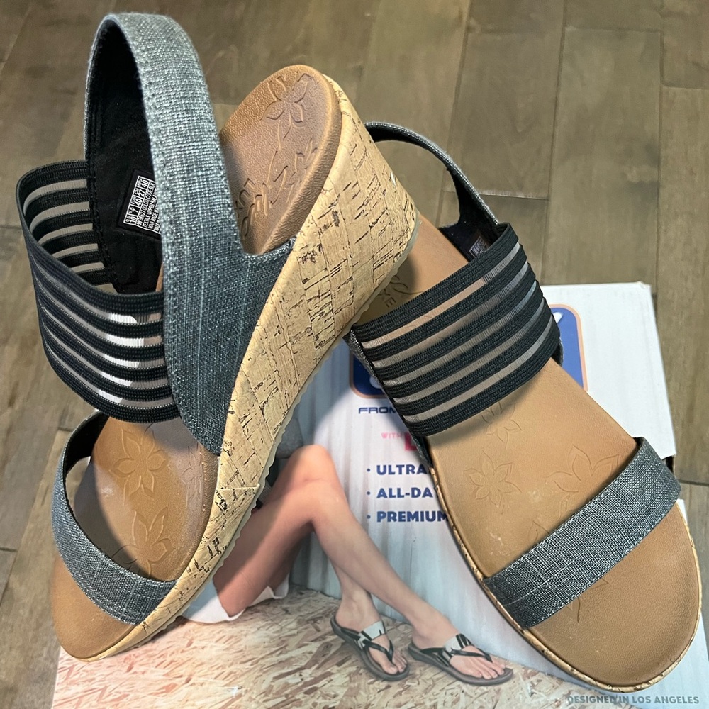 NEW in box Sketchers sandals-wedge-size 10